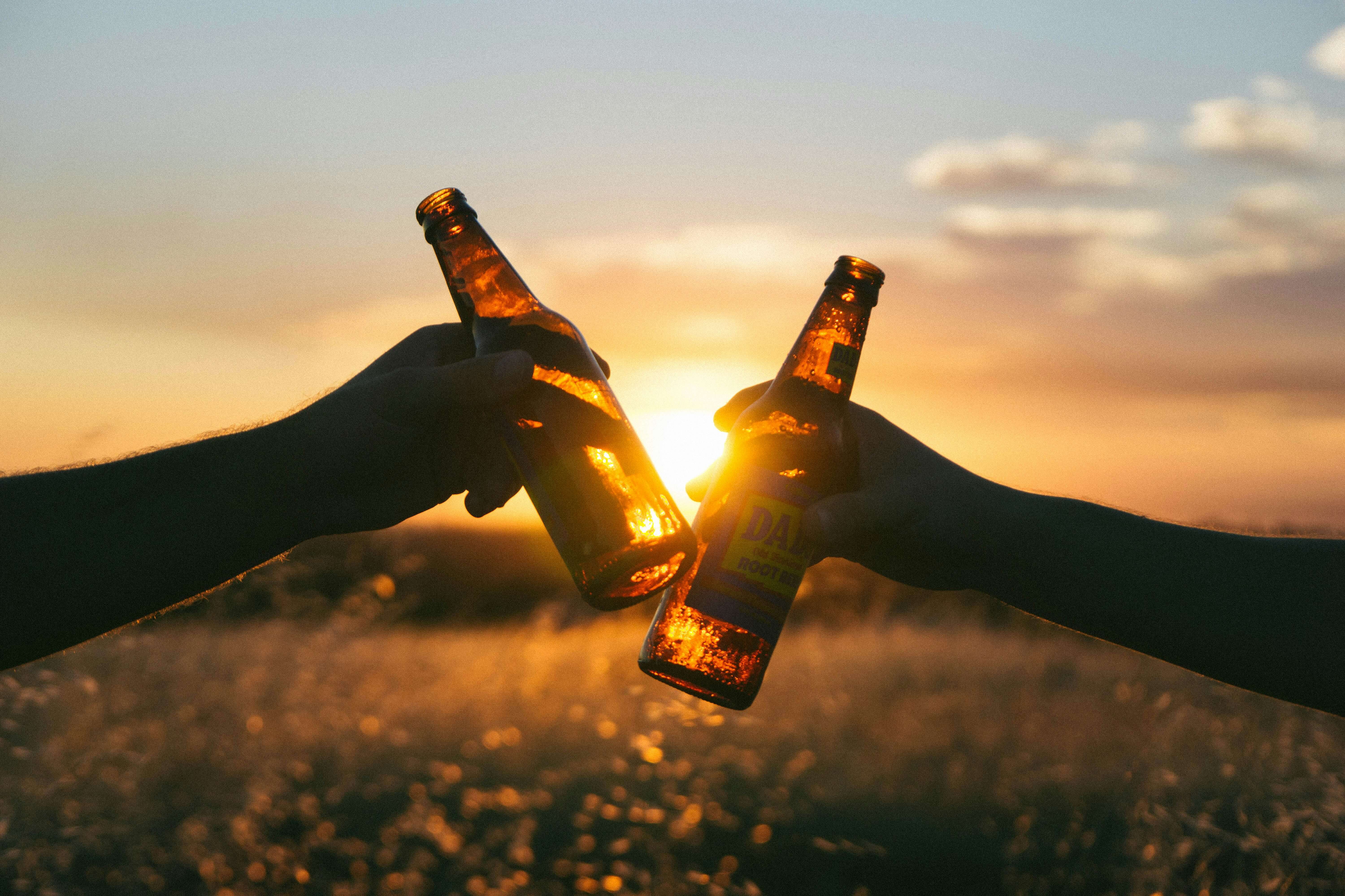 Come si apre una birra senza apribottiglie?