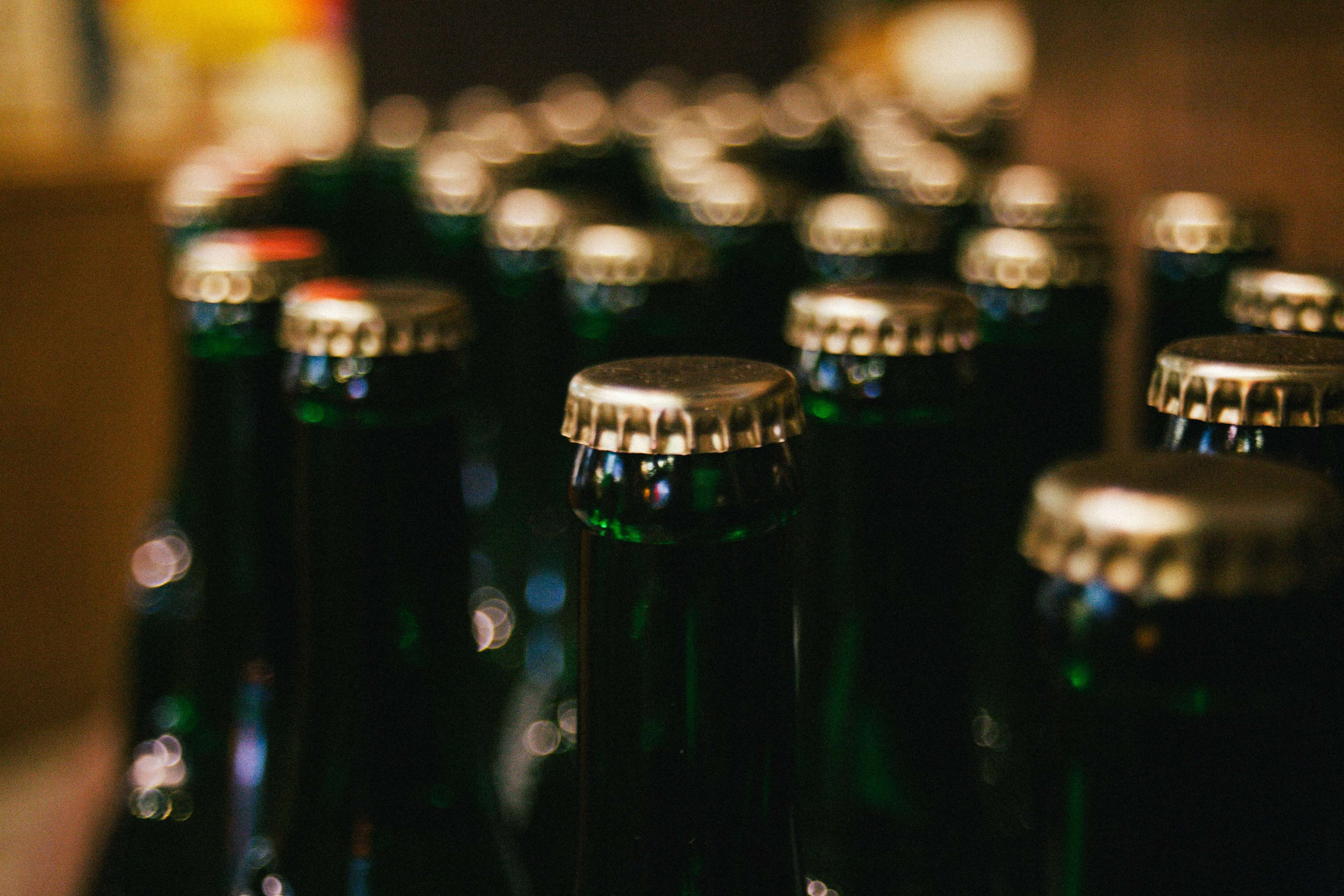 ¿Cómo se abre una cerveza sin abrebotellas?