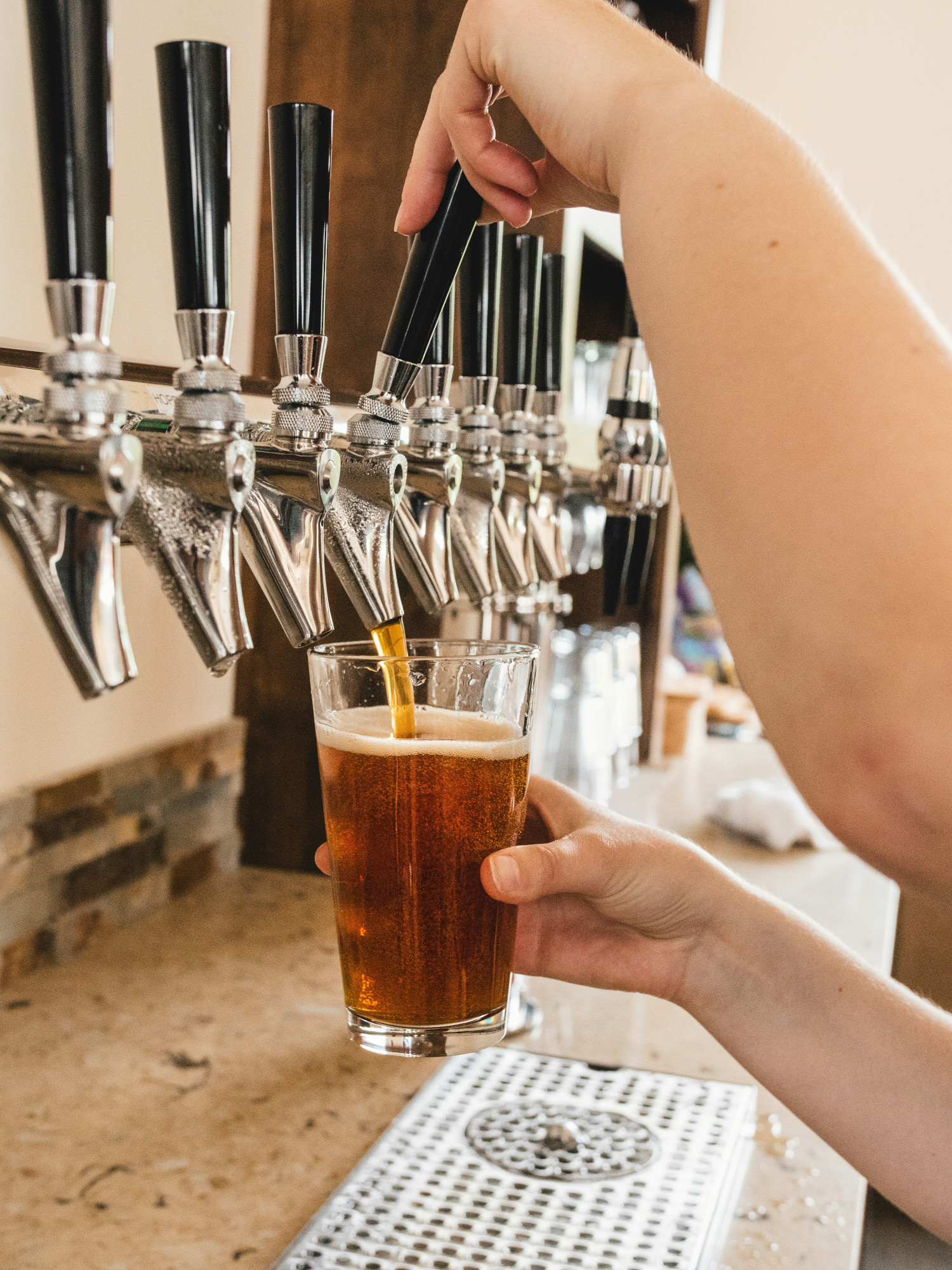¿Cómo servir una cerveza fácilmente?